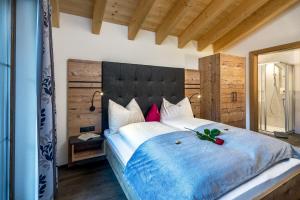 En eller flere senge i et værelse på Alpin Chalet am Burgsee