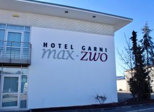 un segnale di hotel camp max zvp sul lato di un edificio di Hotel Garni Max Zwo a Dingolfing