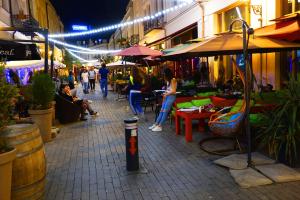 un grupo de personas caminando por la calle por la noche en Apartment Vorontsov, en Tiflis