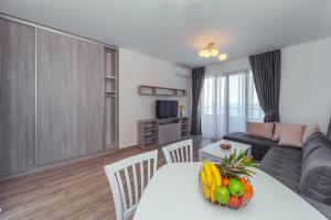 - un salon avec une table et des fruits dans l'établissement Belvedere Apartments, à Petrovac na Moru
