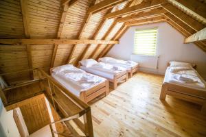 Zimmer mit 3 Betten und einem Fenster in der Unterkunft Vila "Volujak" in Tjentište
