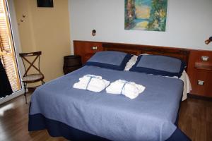 sypialnia z łóżkiem z dwoma ręcznikami w obiekcie Affittacamere La Branda w mieście La Spezia