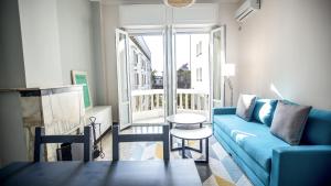 ein Wohnzimmer mit einer blauen Couch und einem Tisch in der Unterkunft Suite Balima XI in Rabat