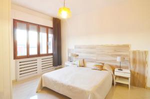 a bedroom with a large bed and a window at La Villa di Montagnana in Montagnana