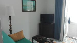 Telewizja i/lub zestaw kina domowego w obiekcie Hotel Residence Villa Igea Capri