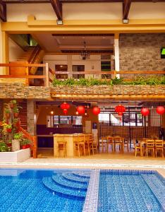 uma piscina em frente a um restaurante com um bar em Piscana Resort em Tayabas