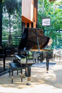 un pianoforte con una barca seduta sopra di esso di Parc Borough City Resort -SHA Extra Plus a Chiang Mai
