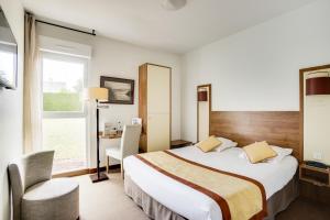 Postel nebo postele na pokoji v ubytování Brit Hotel De La Côte Des Havres