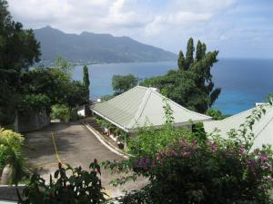 Blick auf ein Gebäude mit dem Meer im Hintergrund in der Unterkunft Chepsted Chalets in Glacis