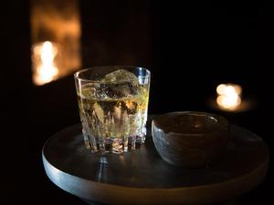 een glas water en een kom op een tafel bij barhotel Hakone Kazan in Hakone