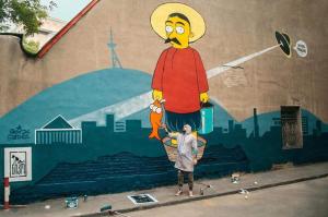 una persona parada frente a un mural en una pared en Apartment Vorontsov, en Tiflis 5 fotos más