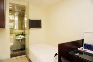 een kleine kamer met een bed en een badkamer bij Metacity MK 名廸旺角 in Hong Kong