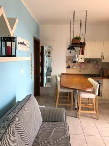 a living room with a table and a kitchen at I Sentieri in Rio nellʼElba