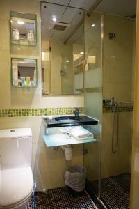 y baño con aseo, lavabo y ducha. en Metacity MK 名廸旺角, en Hong Kong