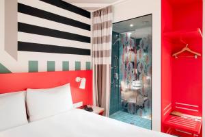 Łóżko lub łóżka w pokoju w obiekcie ibis Styles Warszawa Centrum