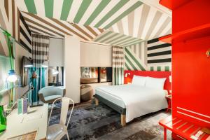Łóżko lub łóżka w pokoju w obiekcie ibis Styles Warszawa Centrum
