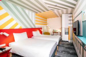 Łóżko lub łóżka w pokoju w obiekcie ibis Styles Warszawa Centrum