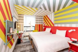 Łóżko lub łóżka w pokoju w obiekcie ibis Styles Warszawa Centrum