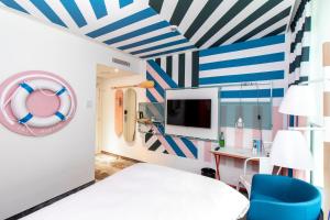 Telewizja i/lub zestaw kina domowego w obiekcie ibis Styles Warszawa Centrum