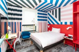 Łóżko lub łóżka w pokoju w obiekcie ibis Styles Warszawa Centrum