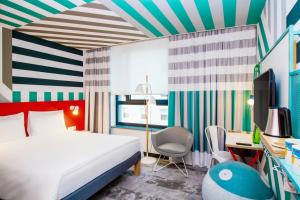 Łóżko lub łóżka w pokoju w obiekcie ibis Styles Warszawa Centrum