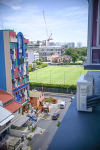 Blick auf eine Stadt mit einem Baseballfeld in der Unterkunft Darlene Hotel in Singapur