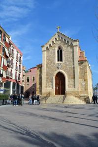 a group of people standing outside of a church at Tarragona Ciudad, El Serrallo AP-3 in Tarragona