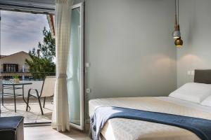 um quarto com uma cama e vista para um pátio em Julia's Luxury Suites, Cephallonia near Argostoli em Kástron