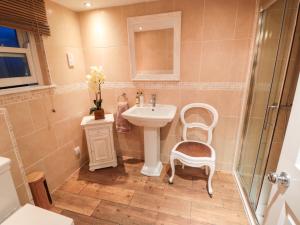 y baño con lavabo y ducha. en Sneaton Hall Apartment 4, en Whitby