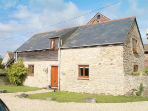 ein großes Steinhaus mit einem schwarzen Dach in der Unterkunft The Courthouse in Preston