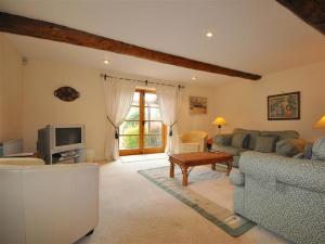 ein Wohnzimmer mit Sofa und Fernseher in der Unterkunft The Courthouse in Preston