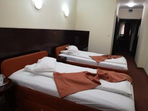 Postel nebo postele na pokoji v ubytování Hotel Helin Aeroport - Craiova