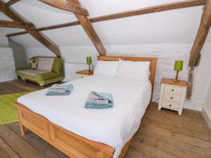 Postel nebo postele na pokoji v ubytování Llwyncadfor Farm