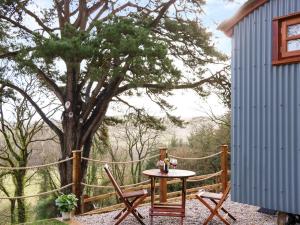 una mesa y sillas en un patio con un árbol en Little Silver Fox, en High Bickington 15 fotos más