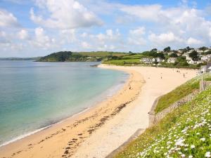 Una vista de una playa con gente caminando en ella en Hazel Barn, en Falmouth