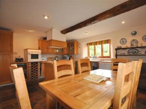 eine Küche mit einem Holztisch und Holzstühlen in der Unterkunft The Courthouse in Preston
