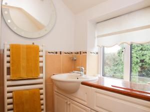 Koupelna v ubytování Cream Door Cottage + 17 fotografií