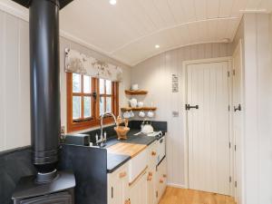uma cozinha com um lavatório e um fogão em Little Silver Fox em High Bickington