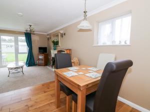 ein Esszimmer und ein Wohnzimmer mit einem Tisch und Stühlen in der Unterkunft The Duck House in Norwich