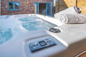 einem Whirlpool mit einem Thermometer darüber in der Unterkunft Crab Cottage in Bembridge