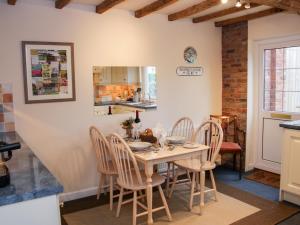 Kuchyň nebo kuchyňský kout v ubytování Cream Door Cottage