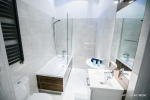 La salle de bains est pourvue d'un lavabo, d'une douche et de toilettes. dans l'établissement 4YOU APARTMENT, à Toruń