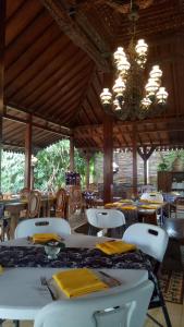 Restoran atau tempat lain untuk makan di NDALEM NITIHARDJAN