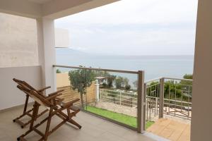 a balcony with a view of the ocean at Laura Beach House in Alykes