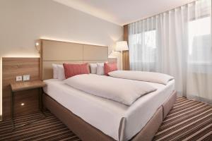 Ein Bett oder Betten in einem Zimmer der Unterkunft HYPERION Hotel Berlin