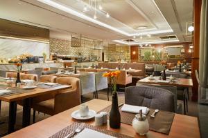 Ein Restaurant oder anderes Speiselokal in der Unterkunft HYPERION Hotel Berlin 