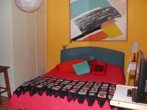 ローマにあるAppartamento del Boschettoのベッドルーム1室(赤いベッドカバー付)