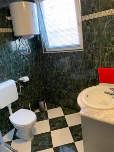 Kúpeľňa v ubytovaní Apartmani Poljanec + 37 fotografií
