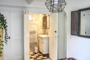 La salle de bains est pourvue d'un lavabo et d'un miroir. dans l'établissement Huisje de Eersteling, à Moddergat