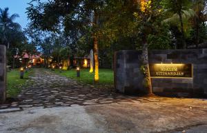 Taman di luar NDALEM NITIHARDJAN